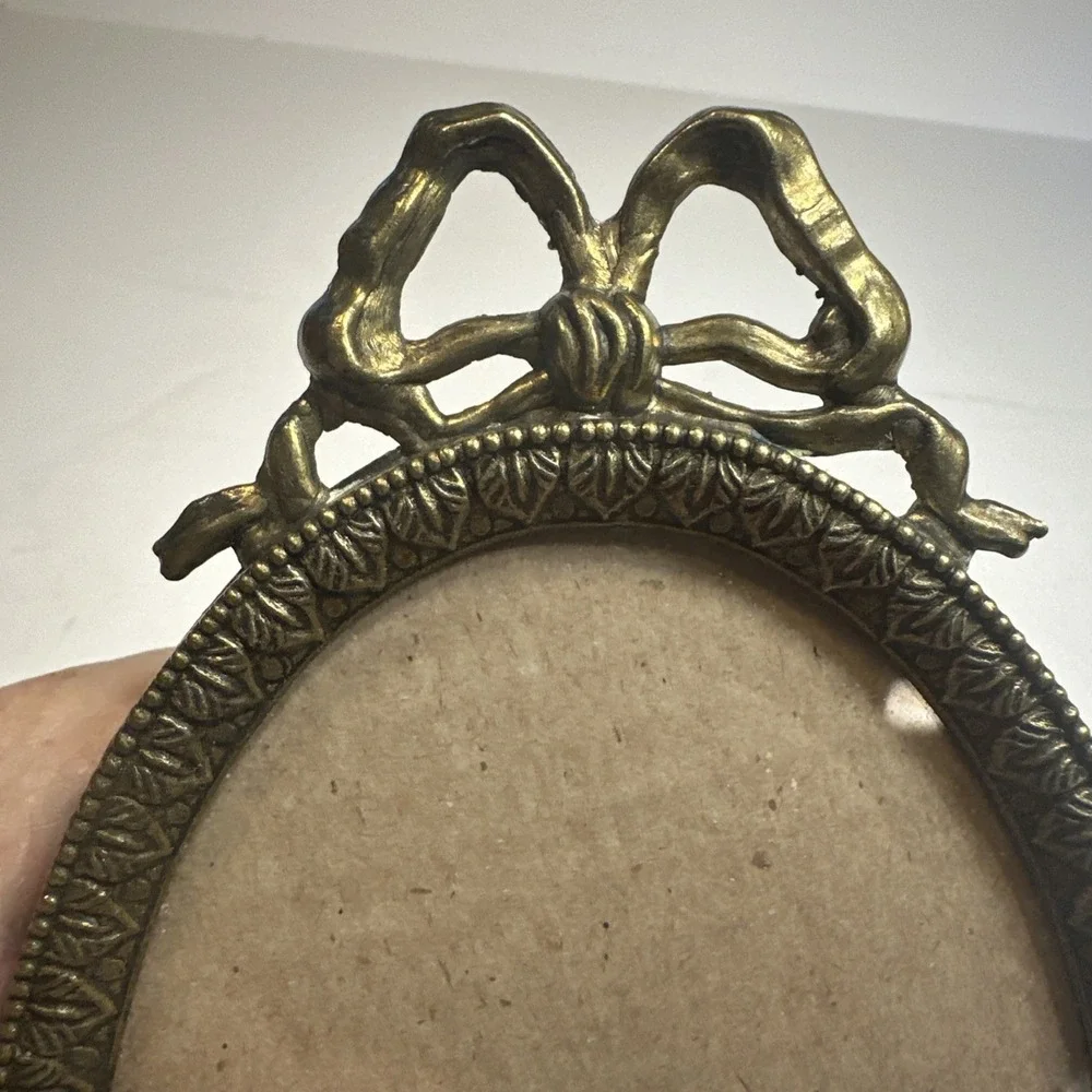 Vintage Ornate Brass Oval Picture Frame Baroque Made In Italy Stand or Hang